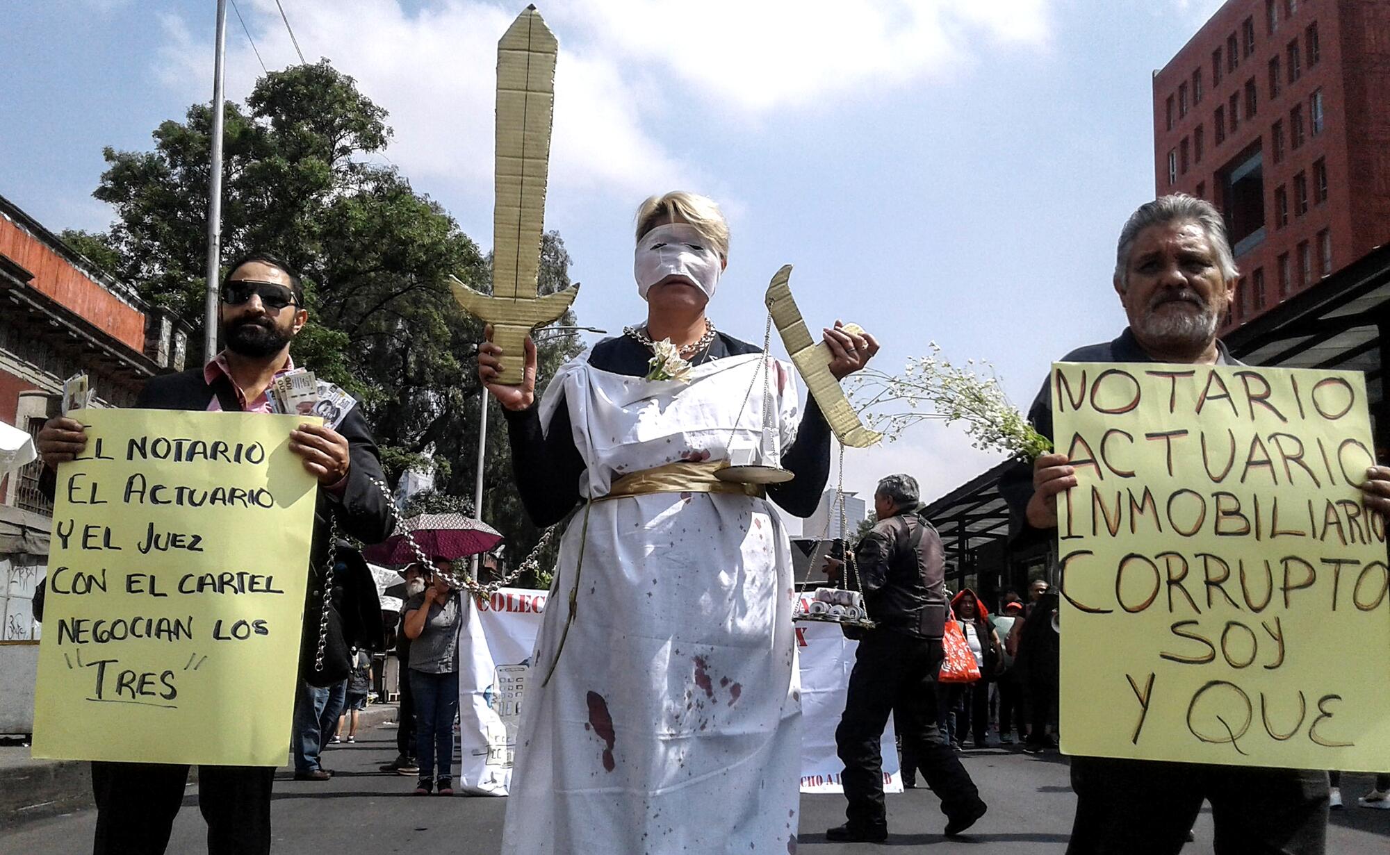 “Marcha fúnebre” al tribunal de justicia de la Ciudad de México reclamando su complicidad en los desalojos arbitrarios, 29 de agosto 2019.